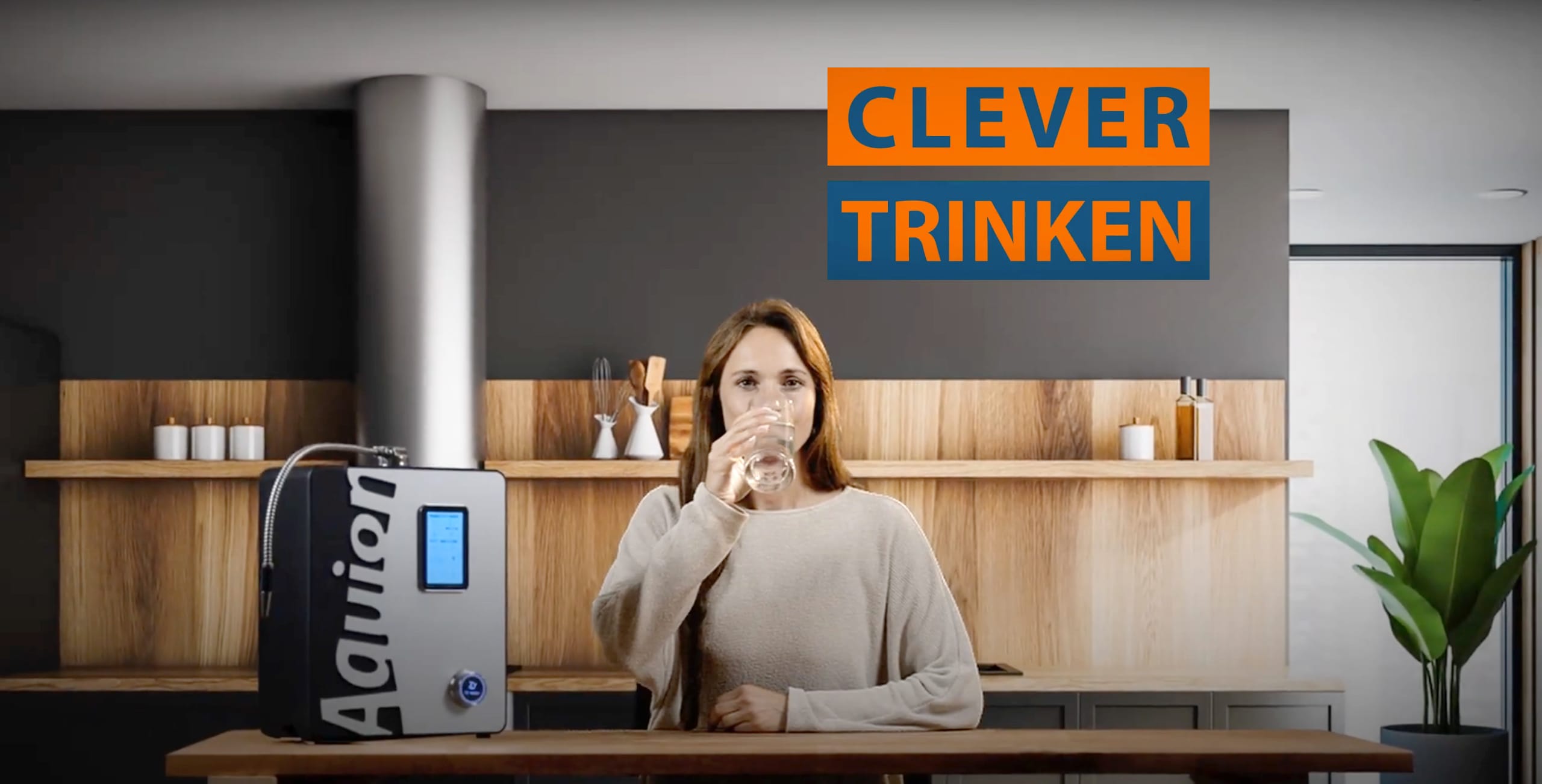 Frau trinkt Wasser des Aquion PRIMUS. Darüber der Schriftzug 'Clever Trinken'